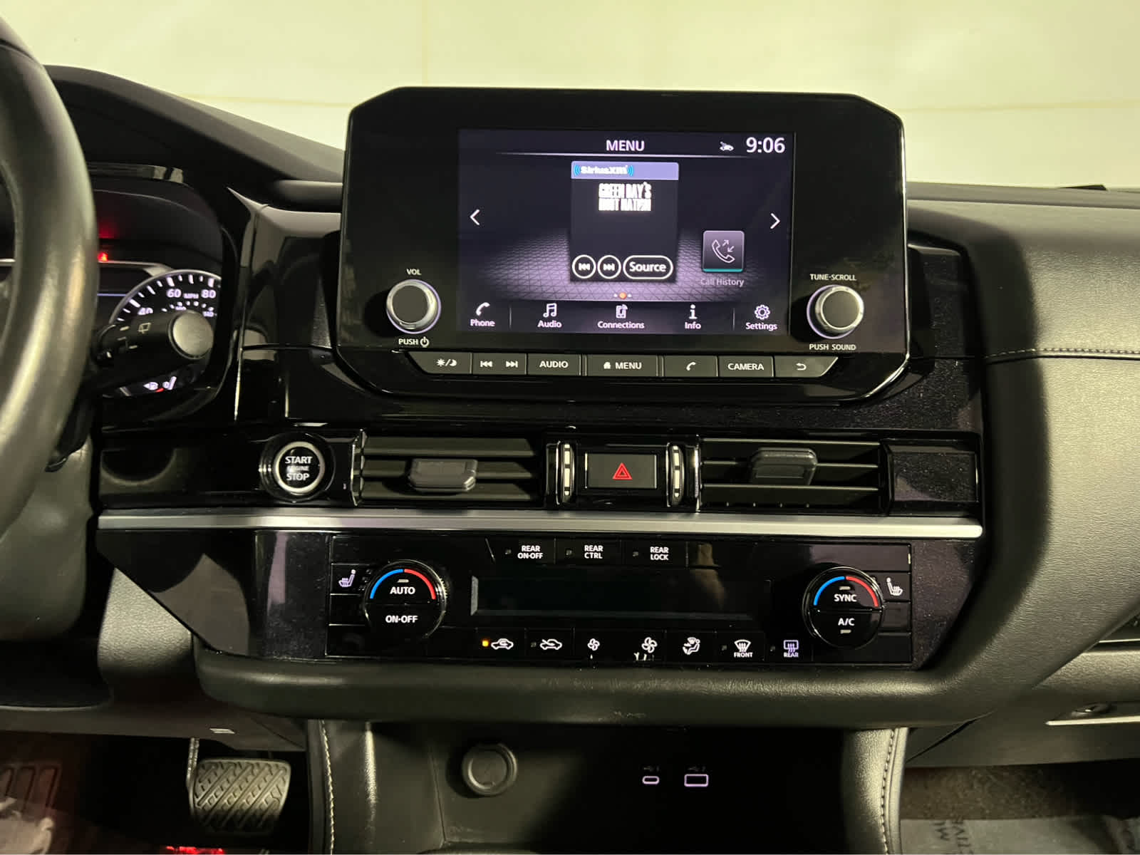 2023 Nissan Pathfinder SV