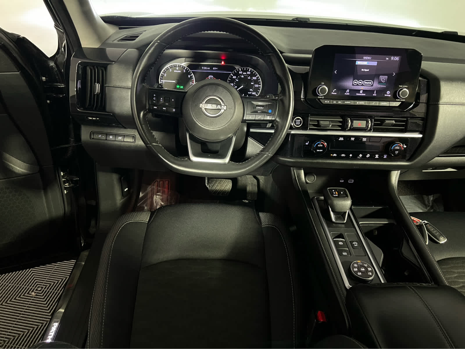 2023 Nissan Pathfinder SV