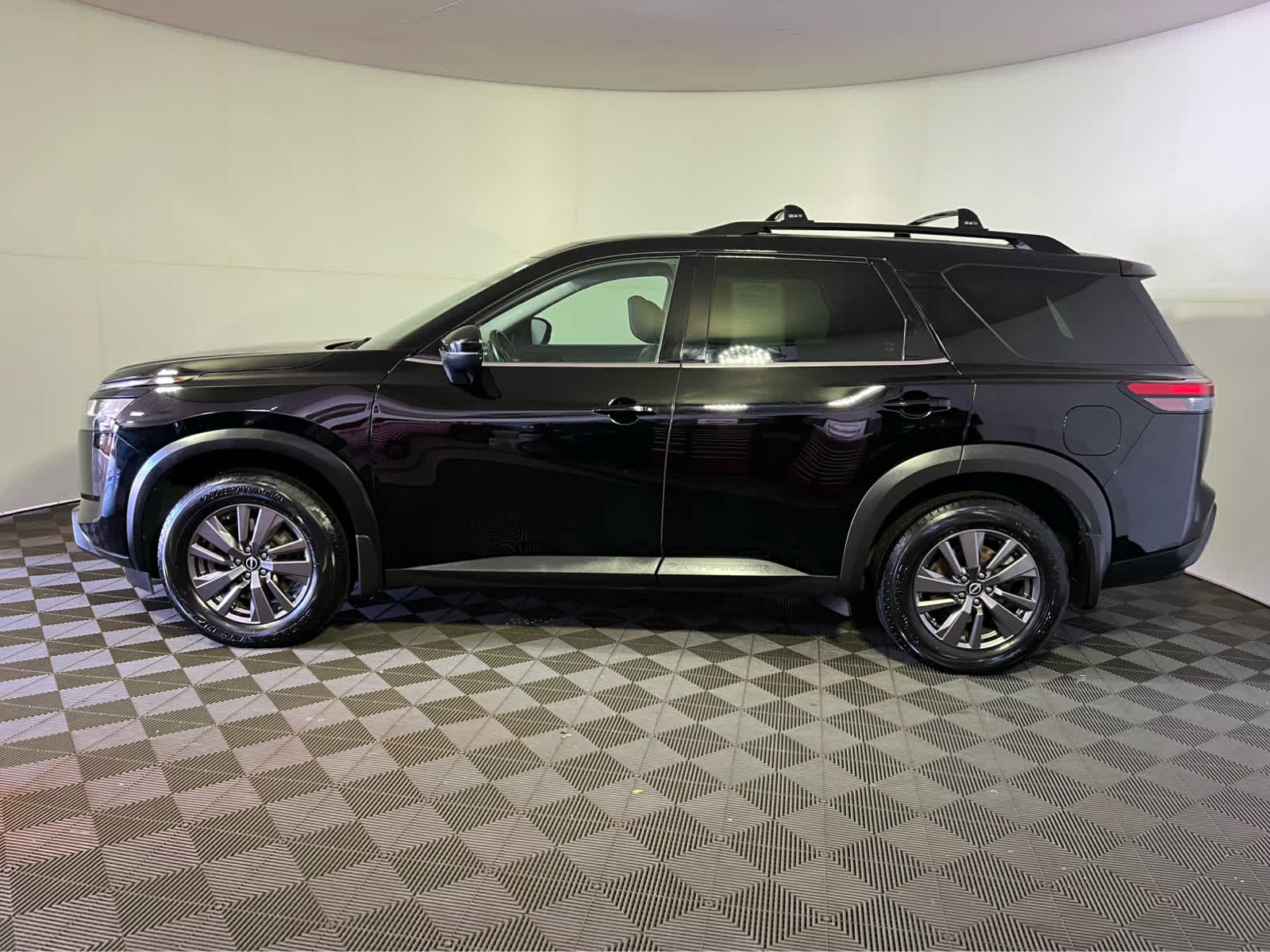 2023 Nissan Pathfinder SV